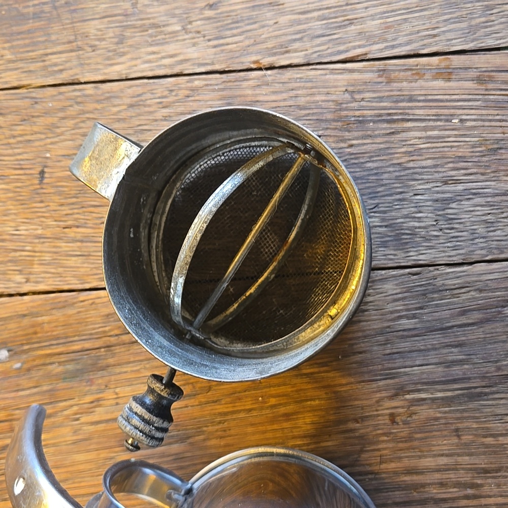 Vintage Metal Measuring Cups Set - Picture 4 of 11